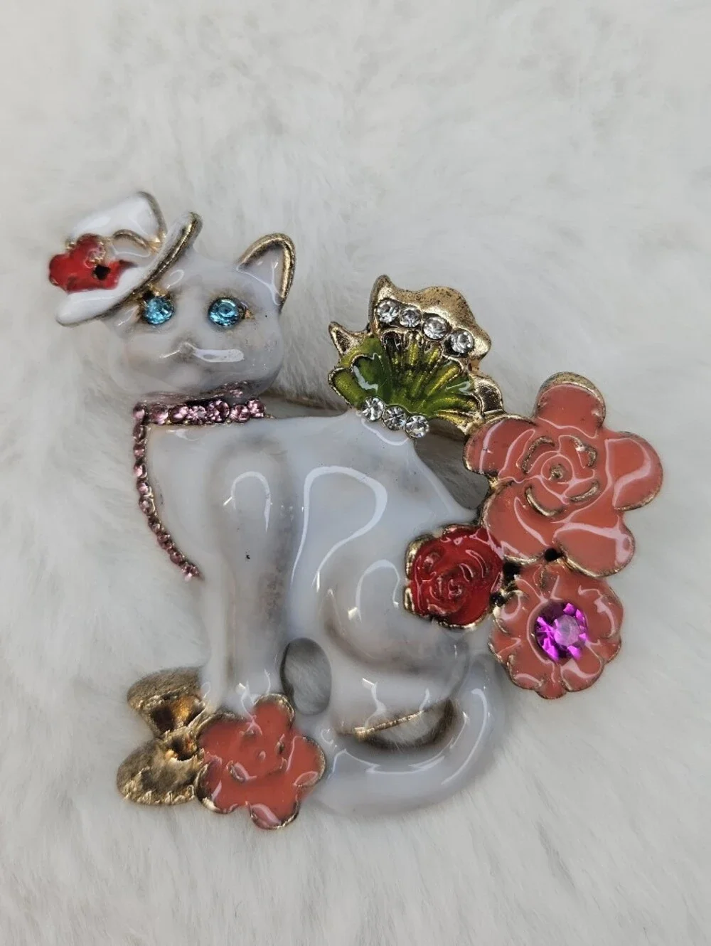 Decorative White Cat Brooch with Pink and Red Floral Accents